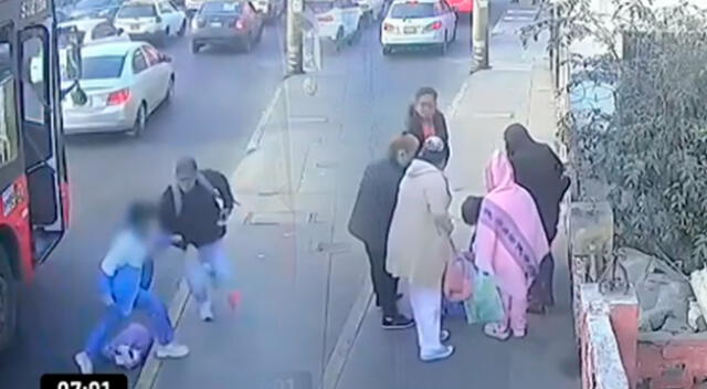 Escolar se desmaya tras sufrir el robo de su celular cuando tomaba el bus: imágenes muestran el violento asalto